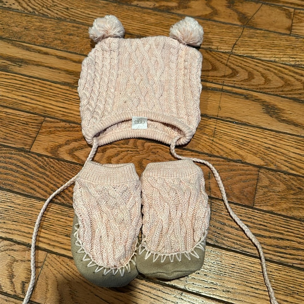 Egg by Susan Lazar Hat and Bootie set